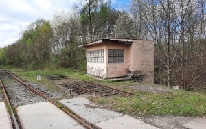 Obiekt sterowania ruchem kolejowym, wyłączony z eksploatacji we wschodniej części nieruchomości