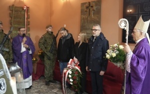 HOŁD DLA OFIAR TERRORU (1)