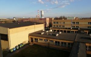 Zespół szkół powiatowych w sąsiedztwie oraz tereny przemysłowe KWK 